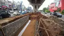 Suasana proyek pembangunan kolam olakan air di Kelapa Gading, Jakarta, Minggu (31/1/2021). Pembuatan kolam olakan air ini dilakukan untuk mengantisipasi dan menampung genangan air sementara di jalan raya saat hujan, yang kemudian akan dialirkan ke sungai atau laut. (Liputan6.com/Faizal Fanani)