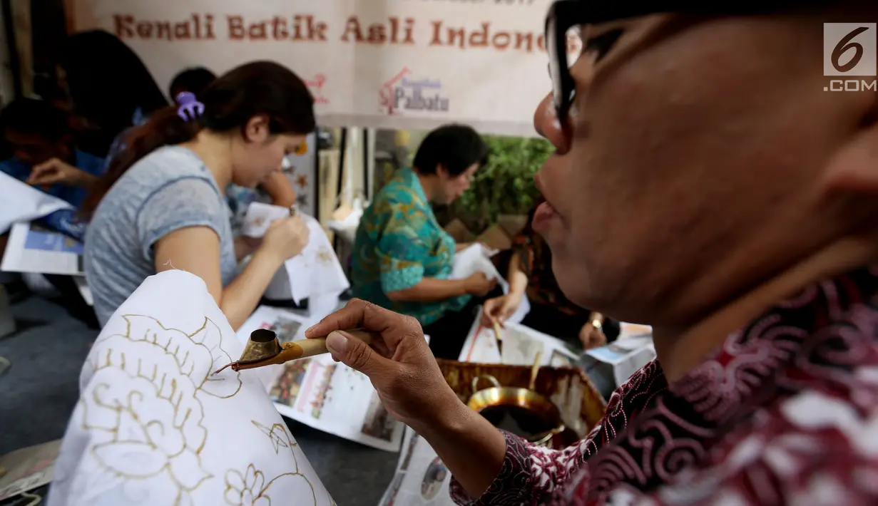 Seorang penyandang disabilitas belajar membuat batik di Rumah Batik, Palbatu, Jakarta, Senin (2/10). Kegiatan tersebut dalam rangka memperingati hari Batik Nasional. (Liputan6.com/JohanTallo)
