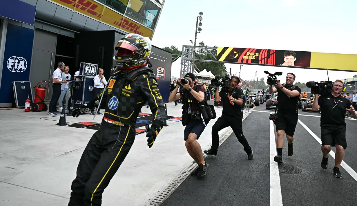 Pembalap Ferrari, Charles Leclerc merayakan kemenangannya saat Formula 1 GP Italia 2024 yang berlangsung di Sirkuit Monza, Italia, Minggu (01/09/2024). (AFP/Gabriel Bouys)
