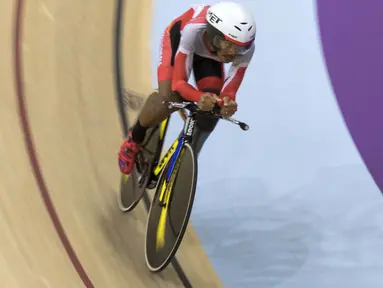 M Fadli pebalap sepeda Indonesia meraih medali emas di nomor 4000 meter Individual Pursuit C4 di Velodrome Rawamangun, Jakarta,  Jumat (11/10/2018).  (Bola.com/Peksi Cahyo)