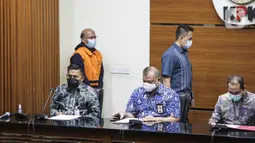 Kepala KPP Pratama Bantaeng Wawan Ridwan (kiri belakang) dihadirkan dalam penetapan tersangka di Gedung KPK, Jakarta, Kamis (11/11/2021). KPK menetapkan Wawan Ridwan sebagai tersangka dugaan korupsi perpajakan di Dirjen Pajak Kemenkeu. (Liputan6.com/Faizal Fanani)
