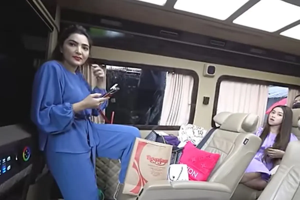 Ashanty saat mobil mewahnya bocor (YouTube/The Hermansyah A6)