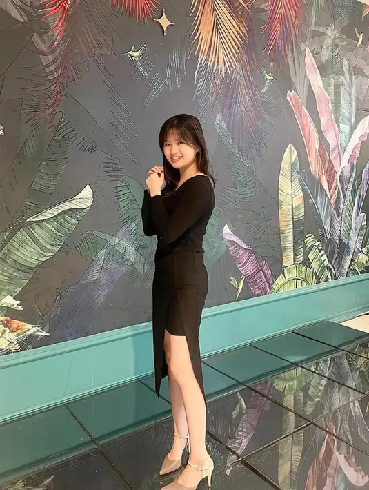 Begini gaya Felicia saat mengenakan gaun hitam ketat selutut. Dengan riasan wajah yang tipis dan rambut diurai sederhana, banyak netizen yang memujinya semakin dewasa. (Liputan6.com/IG/@feliciatissue)