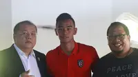 CEO Bali United, Yabes Tanuri, berfoto bersama pemain muda rekrutan baru timnya, Dallen Doke, dan agen dari sang pemain, Mulyawan Munial. (Instagram: Muly Munial)