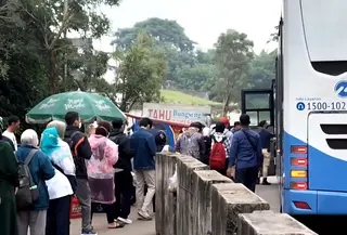 Kondisi halte TransJakarta di exit tol Sawangan. (Liputan6.com/Dicky Agung Prihanto)