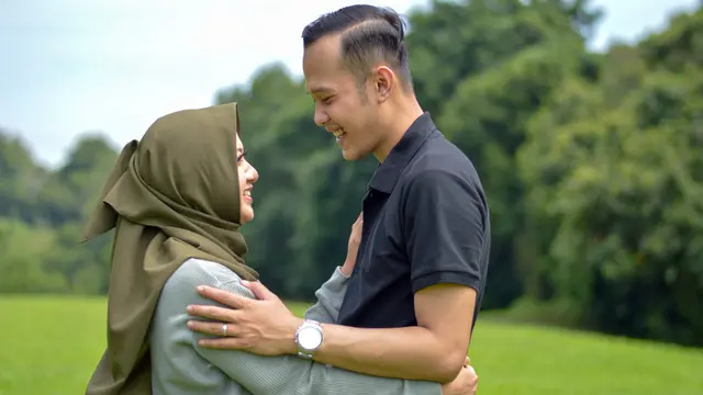 couple romantis bahagia muslim hijab