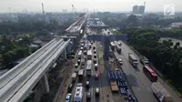 Kepadatan arus lalu lintas saat melintasi proyek Tol Jakarta-Cikampek II dan kereta api ringan (LRT) di Bekasi, Selasa (18/12). Pemerintah menghentikan proyek di ruas Tol Jakarta-Cikampek selama libur Natal dan tahun baru. (Merdeka.com/Iqbal S. Nugroho)