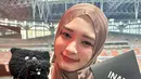 Inara Rusli hadir di Jakarta International Stadium pada (6/1/23) untuk menyaksikan gelaran Golden Disk Award. Pada kesempatan tersebut ia tampil dengan gaya earth tone nya.  [@mommy_starla]