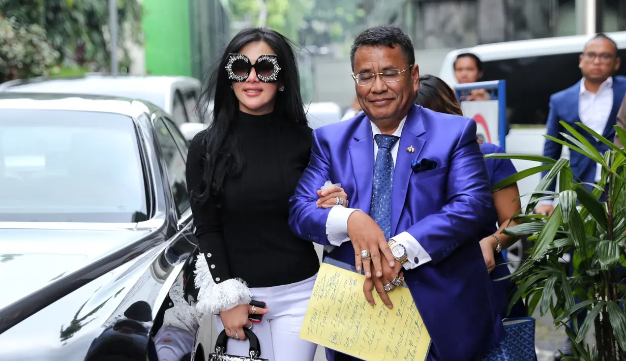 Sebelum memasuki ruang pemeriksaan, kuasa hukumnya memberikan keterangan di hadapan media yang sejak pagi menanti kehadirannya. Kali ini Syahrini tampil dengan atasan warna hitam dan celana warna putih. (Adrian Putra/Bintang.com)