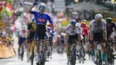 <p>Jasper Philipsen melakukan selebrasi saat melewati garis finis di depan pebalap Jerman Phil Bauhaus yang menempati posisi kedua (kanan), untuk memenangkan etape ketiga balap sepeda Tour de France di Bayonne, Prancis, Senin (3/7/2023). (AP Photo/Daniel Cole)</p>
