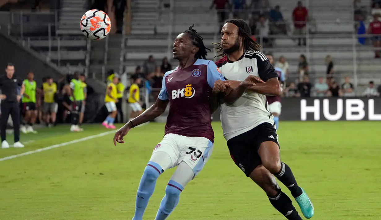 Aston Villa unggul pada menit ke-40. Jaden Philogene-Bidace membobol gawang Bernd Leno dan membuat babak pertama berakhir dengan skor 1-0. (AP Photo/John Raoux)