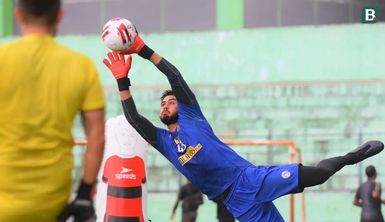 Adilson Maringa (kanan) yang berposisi sebagai kiper seperti keteteran melahap latihan keras dari pelatih kiper Felipe Americo. (Foto Bola.com/Iwan Setiawan)