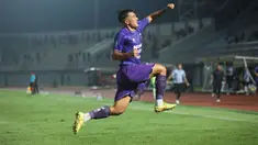 Pemain Persita Tangerang, Jack Brown, melakukan selebrasi setelah mencetak gol ke gawang Arema FC pada laga BRI Liga 1 di Stadion Indomilk Arena, Tangerang, Rabu (13/3/2024). Pendekar Cisadane menang dengan skor 4-3. (Bola.com/M. Iqbal Ichsan)