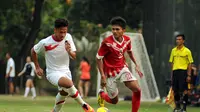 Pemain depan Timnas Indonesia U23, Yandi Sofyan Munawar (kiri), mengejar laju pemain tim Pra PON DKI Jakarta saat berlatih tanding di lapangan SPH Karawaci, Tangerang, (9/9/2014). (Liputan6.com/Helmi Fithriansyah)