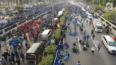 Mahasiswa memblokade Tol Dalam Kota saat berdemonstrasi menolak RUU KUHP dan revisi UU KPK di depan Gedung DPR, Jakarta, Selasa (24/9/2019). Demonstrasi mahasiswa membuat arus lalu lintas Tol Dalam Kota lumpuh. (merdeka.com/Arie Basuki)