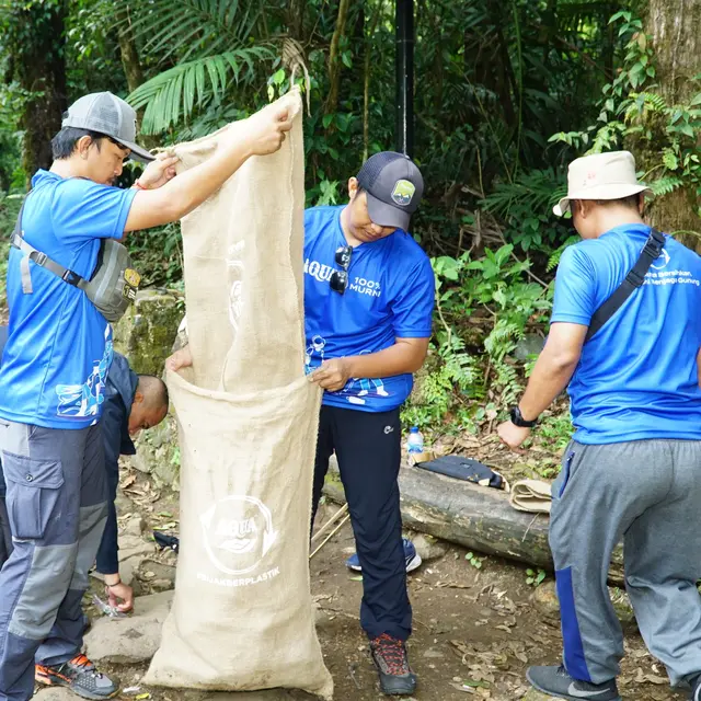 Aksi Bersih-Bersih Sampah di Gunung Gede Pangrango