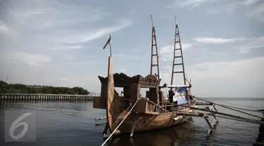 Kapal ekspedisi napak tilas "Spirit of Majapahit" di Dermaga Marina Ancol, Jakarta, (11/5). Kapal tersebut akan berlayar mengarungi lautan dengan rute Jakarta, Pontianak, Brunei Darussalam, Manila, Taiwan, Okinawa dan Tokyo. (Liputan6.com/Faizal Fanani)