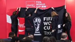 Hal ini dikarenakan, piala tertinggi kompetisi sepak bola dunia tersebut sedang mampir ke Jakarta Convention Center (JCC) dalam rangkaian acara Coca Cola FIFA World Cup Trophy Tour pada Kamis (22/1/2026). Tampak dalam foto, penyelenggara membuka selubung penutup trofi original Piala Dunia terpajang saat gelaran FIFA World Cup Trophy Tour by Coca-Cola di Jakarta International Convention Center (JICC), Senayan, Jakarta, Kamis (22/1/2026). (Bola.com/Abdul Aziz)