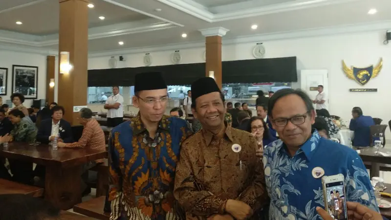 Gubernur Nusa Tenggara Barat (NTB) TGB Zainul Majdi bertemu dengan mantan Ketua Mahkamah Konstitusi (MK) Mahfud MD di sela acara Partai Nasdem. (Istimewa)