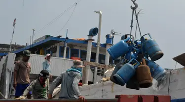 Sejumlah Buruh melakukan aktivitas bongkar muat di Pelabuhan Sunda Kelapa, Jakarta, Senin (24/3). Menteri Ketenagakerjaan Hanif Dhakiri mengatakan upah buruh perusahaan harus naik setiap tahunnya. (Liputan.com/Johan Tallo)
