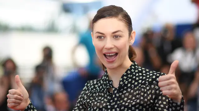 Bintang Film James Bond Olga Kurylenko Positif Corona