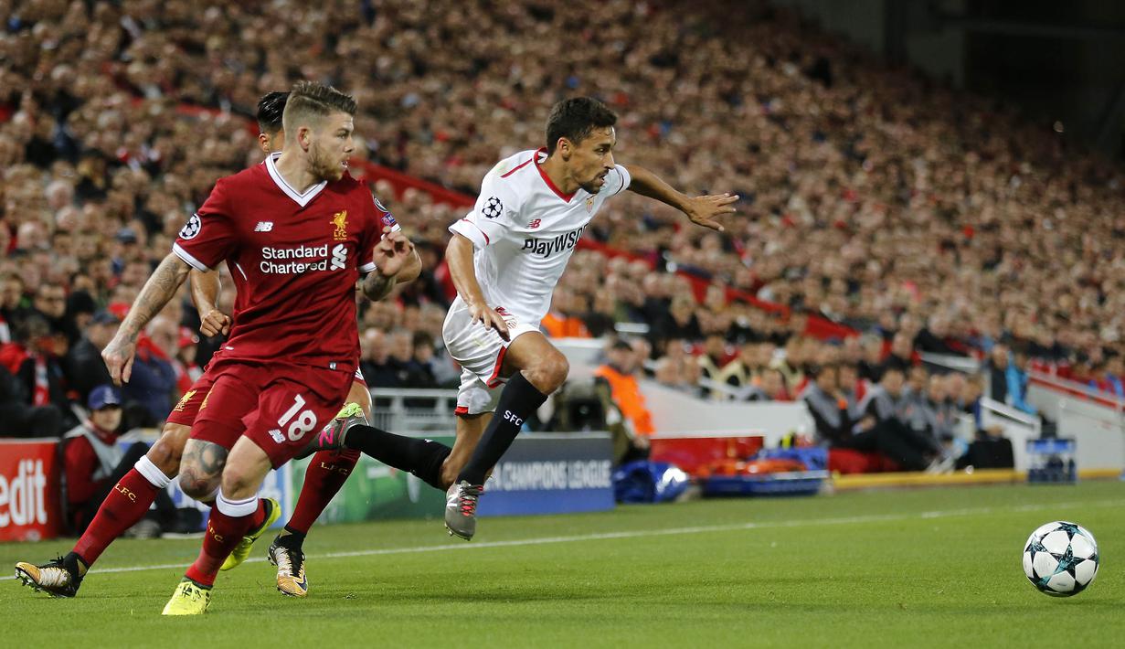 Bek Liverpool, Alberto Moreno, berusaha mengejar gelandang Sevilla, Jesus Navas, pada laga Liga Champions di Stadion Anfield, Kamis (14/9/2017). Liverpool ditahan imbang 2-2 oleh Sevilla. (AP/Frank Augstein)