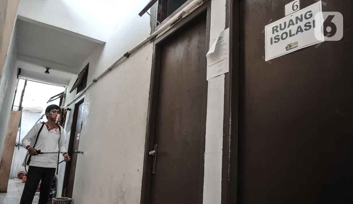 Anggota Lembaga Keswadayaan Masyarakat (LKM) mendisinfeksi kamar isolasi COVID-19 di RW 05 Kelurahan Kuningan Barat, Jakarta, Kamis (27/8/2020). Pengubahan tempat indekos menjadi ruang isolasi tersebut atas dasar kepedulian terhadap sesama. (merdeka.com/Iqbal S. Nugroho)
