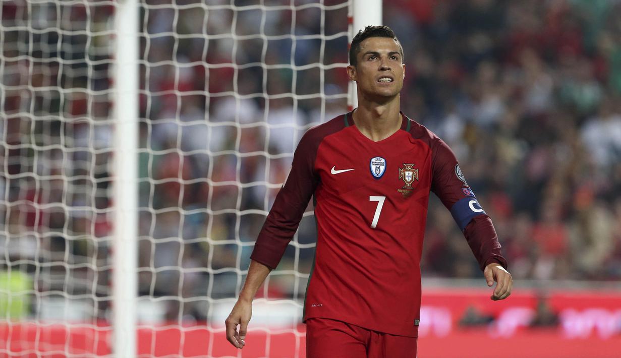 Striker Portugal, Cristiano Ronaldo, tampak kecewa usai gagal membobol gawang Swiss pada laga kualifikasi Piala Dunia 2018 di Stadion Luz, Selasa (10/10/2017). Portugal menang 2-0 atas Swiss.(AP/Armando Franca)