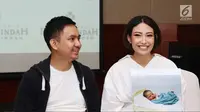 Ayu Dewi dan suami saat jumpa pers atas kelahiran anak kedua mereka di Rumah Sakit kawasan Pondok Indah, Jakarta, Senin (10/7). Anak kedua mereka berjenis kelamin laki-laki dengan bobot 3,5 kg dan panjang 49 cm. (Liputan6.com/Herman Zakharia)