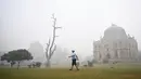 Pada Kamis (14/11/2024), partikel halus di udara kota New Delhi lebih dari 50 kali lipat dari yang dianggap aman oleh Organisasi Kesehatan Dunia (WHO). (Money SHARMA/AFP)