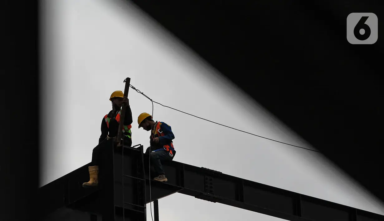 Pekerja konstruksi beraktivitas di proyek pembangunan gedung di Jakarta, Selasa (16/3/2021). Deputi Direktur Bidang Ketenagakerjaan Operasional Program BPJS Ketenagakerjaan Yasaruddin menuturkan tren kecelakaan kerja menurun sejak 2019, dari sebelumnya 173.415 pada 2018. (merdeka.com/Imam Buhori)