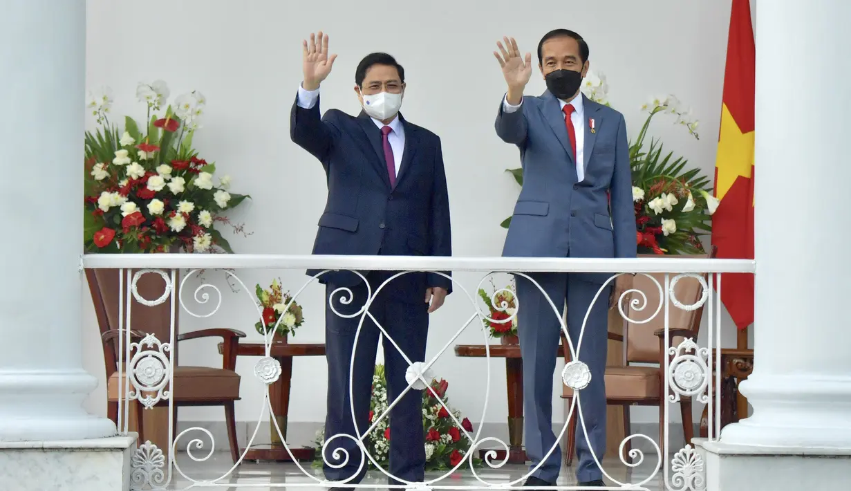 Presiden Joko Widodo (kanan) dan Perdana Menteri (PM) Vietnam Pham Minh Chinh melambaikan tangan di Istana Kepresidenan Bogor, Jawa Barat, Jumat (23/4/2021). Jokowi menggelar pertemuan bilateral dengan PM Pham Minh Chinh untuk membahas kerja sama antara kedua negara. (FOTO: Biro Pers Kepresidenan)