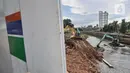 Pekerja menggunakan alat berat saat menyelesaikan proyek pembangunan sodetan Kali Ciliwung di Banjir Kanal Timur (BKT), Jakarta Timur, Senin (20/2/2023). Progres pembangunan sodetan Kali Ciliwung menuju BKT sudah mencapai 62 persen. Proyek yang menelan biaya mencapai Rp1,2 triliun ini ditargetkan berfungsi paling lambat April 2023. (merdeka.com/Iqbal S Nugroho)