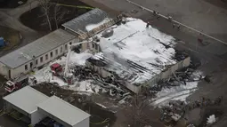 Pemandangan udara memperlihatkan suasana usai ledakan di pusat pipa gas di Baumgarten, Austria, (12/12). Ledakan tersebut dilaporkan menewaskan satu orang dan melukai puluhan lainnya. (AFP Photo/Landesfeuerwehrkommando Nieder-Osterreich)