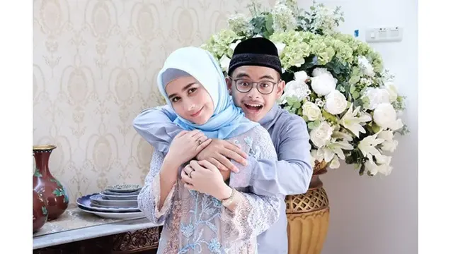 Jarang Tersorot, Ini 6 Potret Raja Adik Prilly Latuconsina yang Beranjak Dewasa