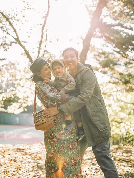 Walaupun foto ini di setting alias enggak candid namun kebahagiaan keluarga kecil Andien ini bukan setting-an, loh. Mereka selalu nampak ceria dalam keadaan momen apapun. (Liputan6.com/IG/andienaisyah)