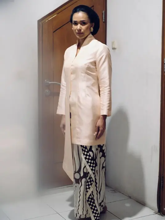 Kebaya lansiran 𝗣𝘂𝘁𝗿𝗶 𝗣𝗮𝗿𝗲 𝗦𝗲𝘁𝗶𝗮𝘄𝗮𝘁𝗶 itu dipadukan dengan kain batik parang. [Foto: IG/adiniawist].