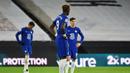 Para pemain Chelsea tampak lesu usai ditaklukkan Wolverhampton Wanderers pada laga Liga Inggris di Stadion Molineux, Rabu (16/12/2020). Chelsea tumbang dengan skor 2-1. (Rui Vieira/Pool via AFP)