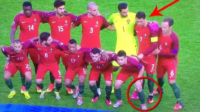 Video Cristiano Ronaldo berjinjit saat sesi foto para pemain Portugal, pada pertandingan Portugal vs Austria, Minggu (19/06/2016).