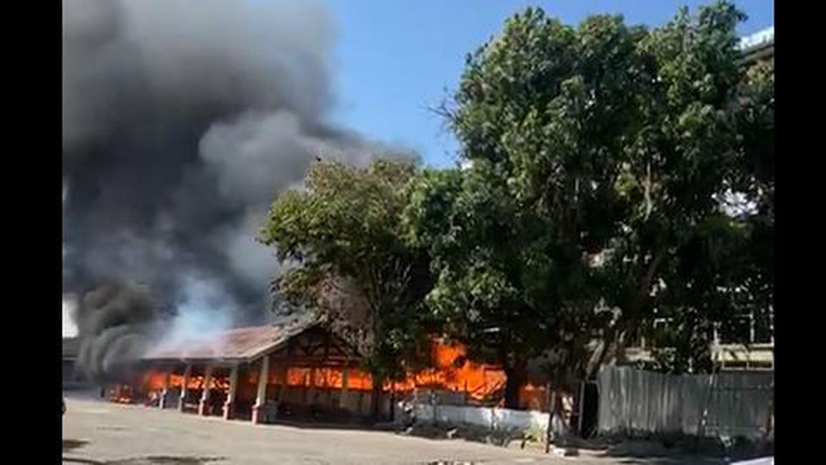 Kebakaran di Area Kantor Bupati Bulukumba, 4 Mobil Ludes Dilalap Api