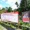 Berbagai petisi dan dukungan dari masyarakat terpampang di depan rumah Mbah Tupon atas kasus penggelapan dan penipuan sertifikat tanahnya. (Kukuh Setyono)