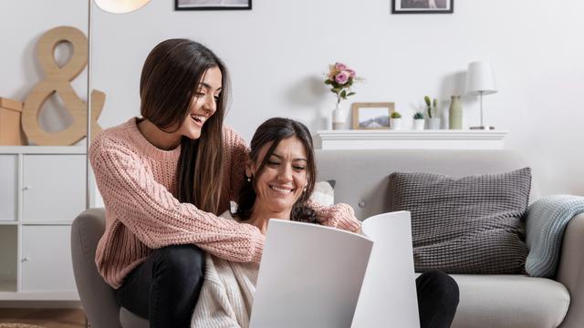 Ilustrasi ibu dan anak perempuan