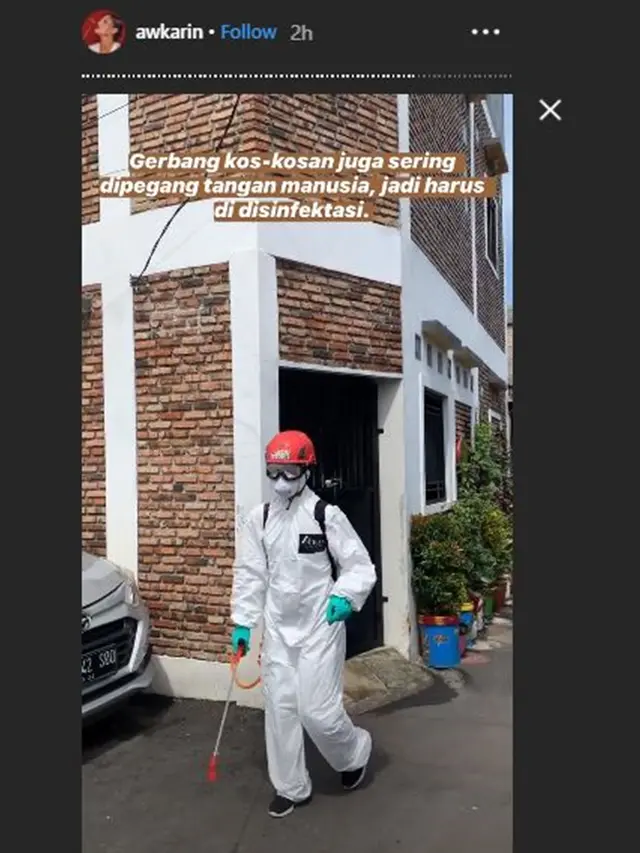 6 Potret Awkarin Jadi Relawan Pakai Baju Hazmat, Semprot Disinfektan di Tempat Umum