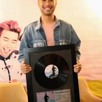 Baru kali ini penyanyi 26 tahun itu mendapatkan  penghargaan triple platinum. Layaknya mimpi lantaran banyaknya toko kaset yang tutup dan maraknya pembajakan. (Bambang E. Ros/Bintang.com)