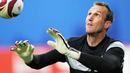 Aksi kiper Fulham Mark Schwarzer di sesi latihan yang berlangsung di Nordbank-Arena Stadium, 11 Mei 2010, jelang final Europa League lawan Atletico Madrid. AFP PHOTO / ADRIAN DENNIS