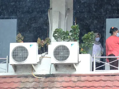 Tim paramedis dari Sudinkes Jakarta Selatan melakukan pemeriksaan kesehatan berkala kepada pasien Covid-19 yang berstatus sebagai OTG di Graha Wisata Ragunan, Senin (14/12/2020). Sebanyak 13 pasien OTG Covid-19 saat ini menjalani isolasi mandiri di Graha Wisata Ragunan. (merdeka.com/Arie Basuki)