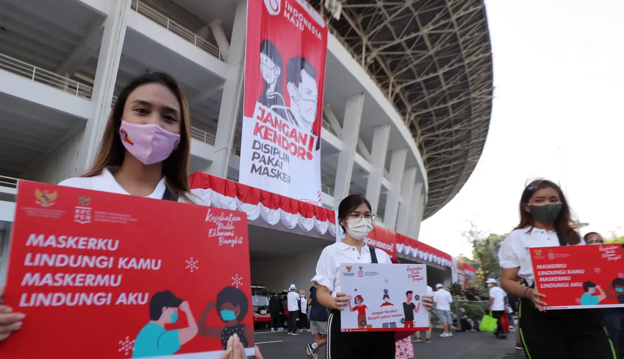 Sejumlah wanita saat mengkampanyekan Gerakan Masker Nasional "Jangan Kendor, Disiplin Pakai Masker" di Gelora Bung Karno, Jakarta (30/8/2020). Pembagian masker dan kampanye ini dilakukan mengantisipasi penyebaran lebih luas lagi virus covid-19. (Liputan6.com/Johan Tallo)