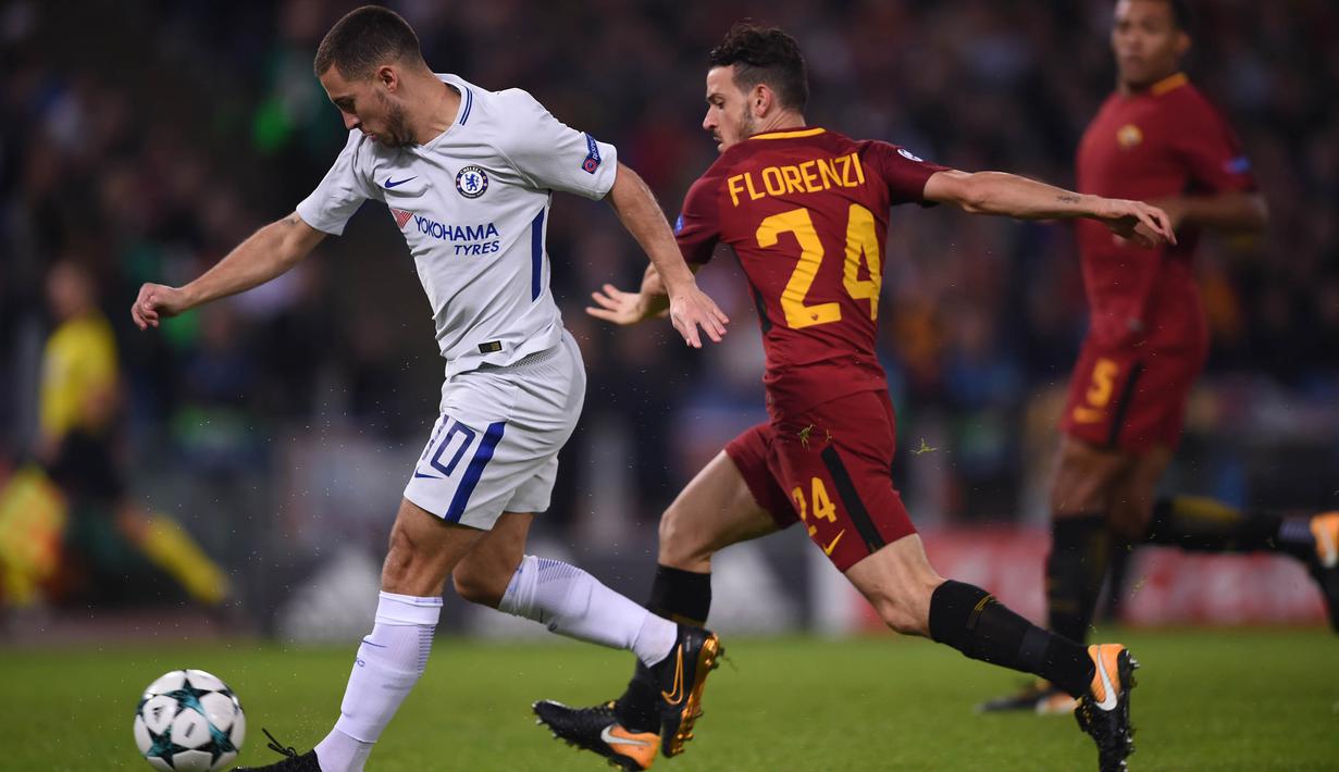 Gelandang Chelsea, Eden Hazard, berusaha melewati gelandang AS Roma, Alessandro Florenzi, pada laga Liga Champions di Stadion Olimpico, Roma, Selasa (31/10/2017). Roma menang 3-0 atas Chelsea. (AFP/Filippo Monteforte)