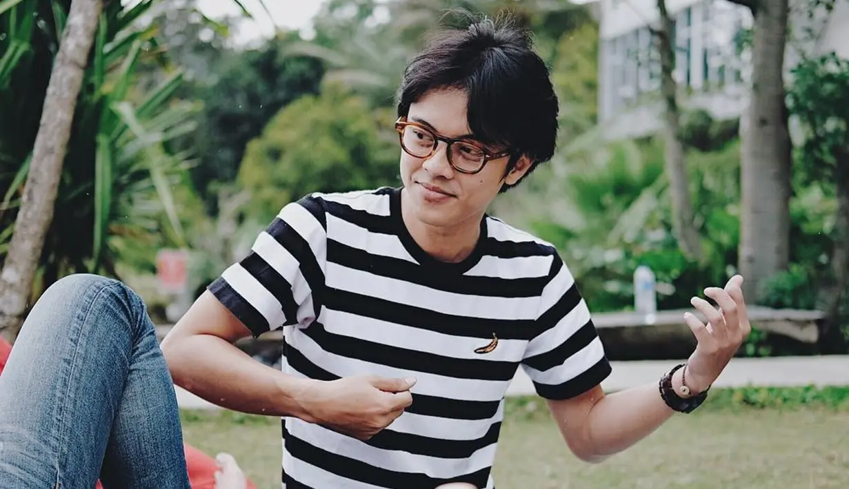 Ketika acara semi formal saja Bisma menggunakan kaus. Begitu juga saat dirinya sedang bersantai dengan teman-temannya. Kaus menjadi pilihannya untuk menghabiskan waktu bersantai bareng teman sambil piknik di taman. (Liputan6.com/IG/@sibisma)