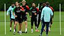 Pemain Arsenal, Riccardo Calafiori mengikuti latihan bersama timnya menjelang laga lanjutan Liga Champions melawan PSG di Arsenal Training Centre, Hertfordshire, Inggris, Selasa (01/10/2024). (AFP/Glyn Kirk)